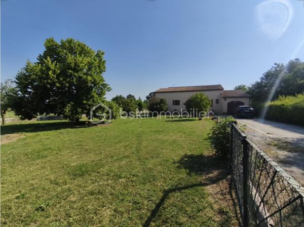 Sainte tulle en zone artisanale maison type 4 de 170 m² avec garage , sur un terrain clôturé de 2600 m². Cette maison ce compose en rdc d' un salon et d' une cuisine ouverte sur la terrasse , de 2 chambres ,  une buanderie,  1 wc et une salle de bains , à l ' étage une grande chambre et 70 m² de comble aménageable. maison dotée d' un garage et d' un terrain de plus de 2000 m² ( possibilité de monter un hangar ).