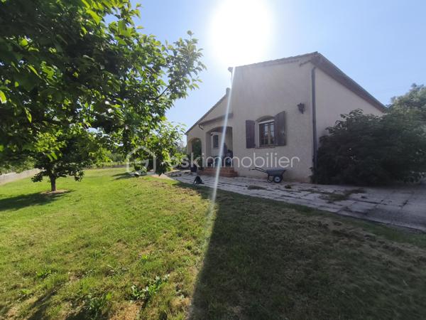 Sainte tulle en zone artisanale maison type 4 de 170 m² avec garage , sur un terrain clôturé de 2600 m². Cette maison ce compose en rdc d' un salon et d' une cuisine ouverte sur la terrasse , de 2 chambres ,  une buanderie,  1 wc et une salle de bains , à l ' étage une grande chambre et 70 m² de comble aménageable. maison dotée d' un garage et d' un terrain de plus de 2000 m² ( possibilité de monter un hangar ).