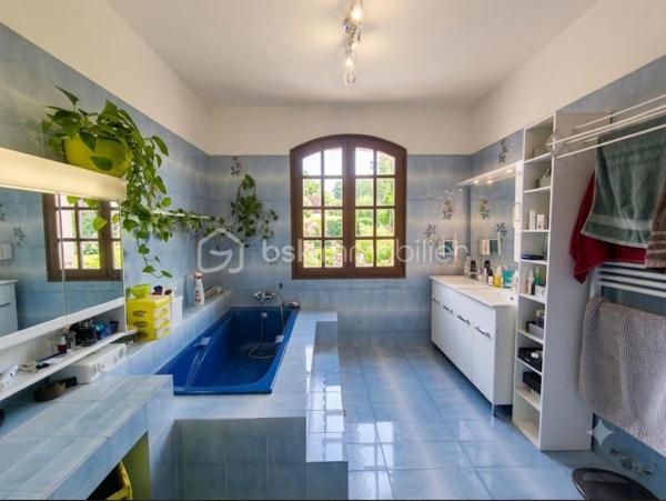 Sainte tulle en zone artisanale maison type 4 de 170 m² avec garage , sur un terrain clôturé de 2600 m². Cette maison ce compose en rdc d' un salon et d' une cuisine ouverte sur la terrasse , de 2 chambres ,  une buanderie,  1 wc et une salle de bains , à l ' étage une grande chambre et 70 m² de comble aménageable. maison dotée d' un garage et d' un terrain de plus de 2000 m² ( possibilité de monter un hangar ).