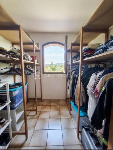 Sainte tulle en zone artisanale maison type 4 de 170 m² avec garage , sur un terrain clôturé de 2600 m². Cette maison ce compose en rdc d' un salon et d' une cuisine ouverte sur la terrasse , de 2 chambres ,  une buanderie,  1 wc et une salle de bains , à l ' étage une grande chambre et 70 m² de comble aménageable. maison dotée d' un garage et d' un terrain de plus de 2000 m² ( possibilité de monter un hangar ).