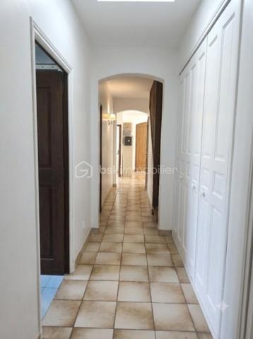 Sainte tulle en zone artisanale maison type 4 de 170 m² avec garage , sur un terrain clôturé de 2600 m². Cette maison ce compose en rdc d' un salon et d' une cuisine ouverte sur la terrasse , de 2 chambres ,  une buanderie,  1 wc et une salle de bains , à l ' étage une grande chambre et 70 m² de comble aménageable. maison dotée d' un garage et d' un terrain de plus de 2000 m² ( possibilité de monter un hangar ).
