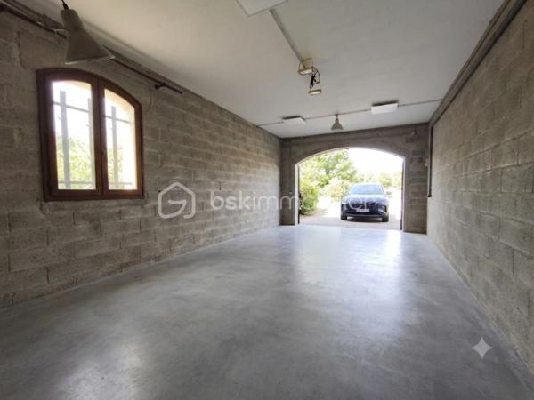 Sainte tulle en zone artisanale maison type 4 de 170 m² avec garage , sur un terrain clôturé de 2600 m². Cette maison ce compose en rdc d' un salon et d' une cuisine ouverte sur la terrasse , de 2 chambres ,  une buanderie,  1 wc et une salle de bains , à l ' étage une grande chambre et 70 m² de comble aménageable. maison dotée d' un garage et d' un terrain de plus de 2000 m² ( possibilité de monter un hangar ).