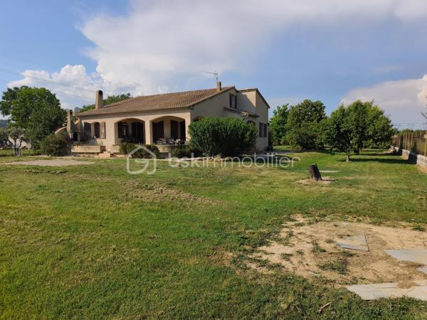 Sainte tulle en zone artisanale maison type 4 de 170 m² avec garage , sur un terrain clôturé de 2600 m². Cette maison ce compose en rdc d' un salon et d' une cuisine ouverte sur la terrasse , de 2 chambres ,  une buanderie,  1 wc et une salle de bains , à l ' étage une grande chambre et 70 m² de comble aménageable. maison dotée d' un garage et d' un terrain de plus de 2000 m² ( possibilité de monter un hangar ).