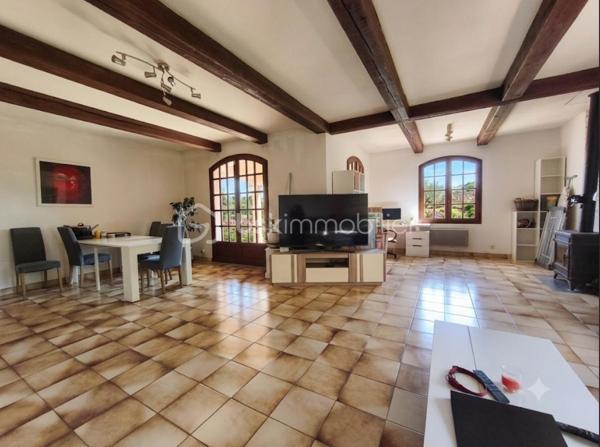 Sainte tulle en zone artisanale maison type 4 de 170 m² avec garage , sur un terrain clôturé de 2600 m². Cette maison ce compose en rdc d' un salon et d' une cuisine ouverte sur la terrasse , de 2 chambres ,  une buanderie,  1 wc et une salle de bains , à l ' étage une grande chambre et 70 m² de comble aménageable. maison dotée d' un garage et d' un terrain de plus de 2000 m² ( possibilité de monter un hangar ).