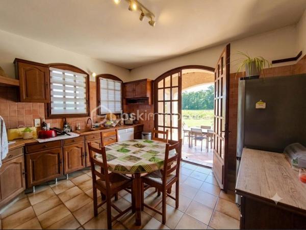 Sainte tulle en zone artisanale maison type 4 de 170 m² avec garage , sur un terrain clôturé de 2600 m². Cette maison ce compose en rdc d' un salon et d' une cuisine ouverte sur la terrasse , de 2 chambres ,  une buanderie,  1 wc et une salle de bains , à l ' étage une grande chambre et 70 m² de comble aménageable. maison dotée d' un garage et d' un terrain de plus de 2000 m² ( possibilité de monter un hangar ).