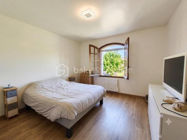 Sainte tulle en zone artisanale maison type 4 de 170 m² avec garage , sur un terrain clôturé de 2600 m². Cette maison ce compose en rdc d' un salon et d' une cuisine ouverte sur la terrasse , de 2 chambres ,  une buanderie,  1 wc et une salle de bains , à l ' étage une grande chambre et 70 m² de comble aménageable. maison dotée d' un garage et d' un terrain de plus de 2000 m² ( possibilité de monter un hangar ).