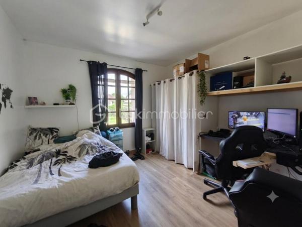 Sainte tulle en zone artisanale maison type 4 de 170 m² avec garage , sur un terrain clôturé de 2600 m². Cette maison ce compose en rdc d' un salon et d' une cuisine ouverte sur la terrasse , de 2 chambres ,  une buanderie,  1 wc et une salle de bains , à l ' étage une grande chambre et 70 m² de comble aménageable. maison dotée d' un garage et d' un terrain de plus de 2000 m² ( possibilité de monter un hangar ).