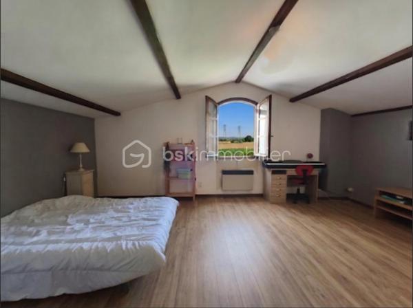 Sainte tulle en zone artisanale maison type 4 de 170 m² avec garage , sur un terrain clôturé de 2600 m². Cette maison ce compose en rdc d' un salon et d' une cuisine ouverte sur la terrasse , de 2 chambres ,  une buanderie,  1 wc et une salle de bains , à l ' étage une grande chambre et 70 m² de comble aménageable. maison dotée d' un garage et d' un terrain de plus de 2000 m² ( possibilité de monter un hangar ).