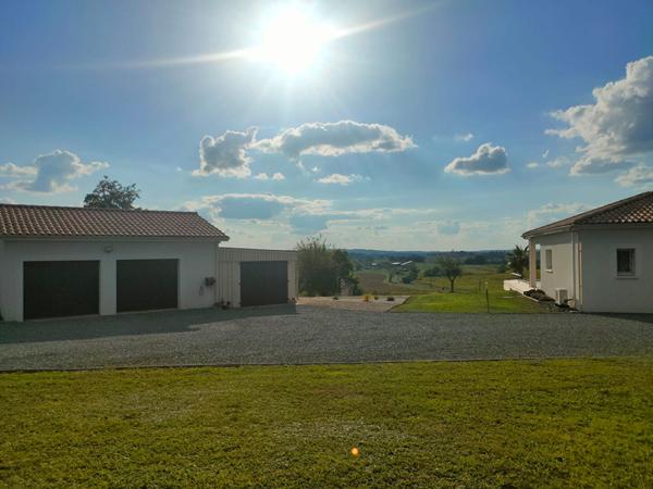**À 15 minutes de Bergerac ? Maison avec belle vue dégagée et piscine**