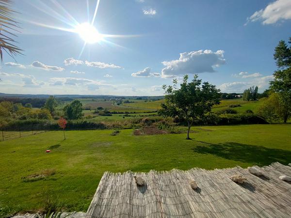 **À 15 minutes de Bergerac ? Maison avec belle vue dégagée et piscine**