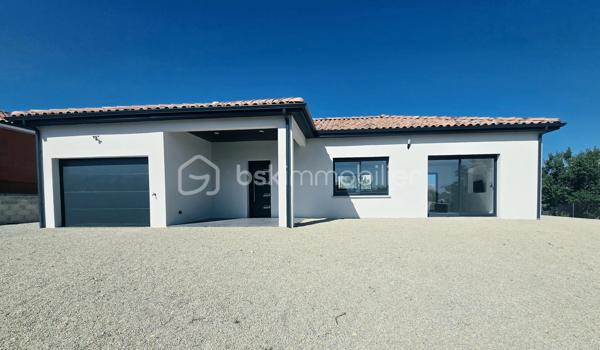 Découvrez cette belle maison contemporaine de plain-pied, offrant des prestations modernes et des espaces pensés pour un quotidien confortable.

✨ Dès l’entrée, vous serez séduits par la luminosité et les volumes de la pièce de vie. Celle-ci accueille une superbe cuisine ouverte entièrement aménagée et équipée, aux lignes contemporaines, avec un généreux îlot central créant un espace convivial idéal pour recevoir famille et amis.

🌿 De larges ouvertures permettent de profiter pleinement de la lumière naturelle et donnent accès à une agréable terrasse couverte, véritable prolongement de la pièce de vie pour profiter des beaux jours.

🛏️ La partie nuit propose des espaces sobres et lumineux, facilement personnalisables selon vos envies. La maison dispose également d’une salle de bains moderne, équipée notamment d’une baignoire et d'un meuble vasque, dans une ambiance élégante et actuelle.
🚗 Un garage attenant complète l'ensemble et apporte un espace supplémentaire appréciable pour le stationnement et le rangement.

À l’extérieur, l’architecture contemporaine, les menuiseries foncées et la toiture en tuiles confèrent à cette maison une allure à la fois moderne et chaleureuse.

❤️ Les atouts :
• Maison de plain-pied
• Construction contemporaine
• Belle luminosité
• Grande pièce de vie
• Cuisine aménagée et équipée avec îlot central
• Terrasse couverte
• Salle de bains moderne
• Garage attenant
• Prestations actuelles et décoration neutre, prête à accueillir ses nouveaux propriétaires
