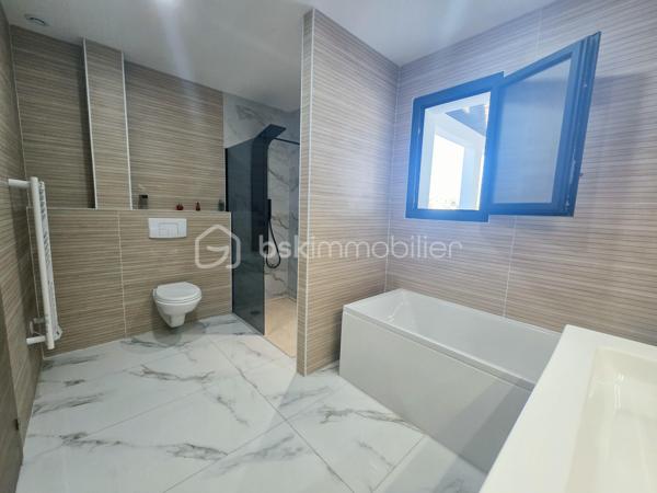 Découvrez cette belle maison contemporaine de plain-pied, offrant des prestations modernes et des espaces pensés pour un quotidien confortable.

✨ Dès l’entrée, vous serez séduits par la luminosité et les volumes de la pièce de vie. Celle-ci accueille une superbe cuisine ouverte entièrement aménagée et équipée, aux lignes contemporaines, avec un généreux îlot central créant un espace convivial idéal pour recevoir famille et amis.

🌿 De larges ouvertures permettent de profiter pleinement de la lumière naturelle et donnent accès à une agréable terrasse couverte, véritable prolongement de la pièce de vie pour profiter des beaux jours.

🛏️ La partie nuit propose des espaces sobres et lumineux, facilement personnalisables selon vos envies. La maison dispose également d’une salle de bains moderne, équipée notamment d’une baignoire et d'un meuble vasque, dans une ambiance élégante et actuelle.
🚗 Un garage attenant complète l'ensemble et apporte un espace supplémentaire appréciable pour le stationnement et le rangement.

À l’extérieur, l’architecture contemporaine, les menuiseries foncées et la toiture en tuiles confèrent à cette maison une allure à la fois moderne et chaleureuse.

❤️ Les atouts :
• Maison de plain-pied
• Construction contemporaine
• Belle luminosité
• Grande pièce de vie
• Cuisine aménagée et équipée avec îlot central
• Terrasse couverte
• Salle de bains moderne
• Garage attenant
• Prestations actuelles et décoration neutre, prête à accueillir ses nouveaux propriétaires