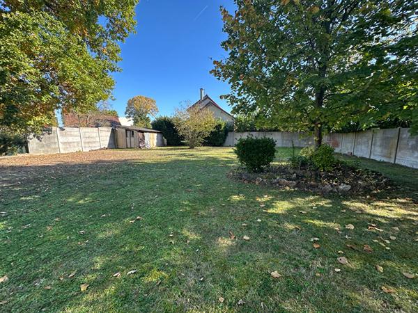 A SAINTE GENEVIEVE DES BOIS, PROCHE GABRIEL PERI, ECOLES ET COMMERCES, 15 MINUTES A PIED DE LA GARE, MAISON INDIVIDUELLE DE 5 PIECES 3 CHAMBRES AVEC SOUS-SOL TOTAL