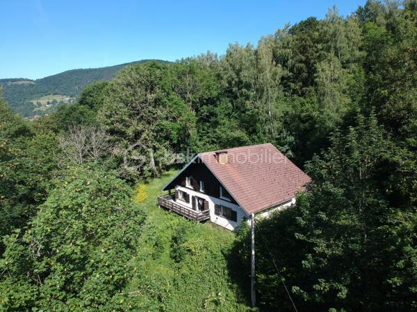 Coup de cœur, BSK

BUSSANG proche Ventron Gérardmer et la Bresse – Situation exceptionnelle pour ce chalet isolé au cœur de la nature
Dans un environnement rare et préservé, découvrez ce vaste chalet de plus de 200 m² habitables, implanté sur un terrain d’environ 3 000 m².
Son accès se fait par un chemin forestier d’environ 1 km, praticable en voiture de tourisme, garantissant un calme absolu et une totale
intimité, à plus d’un kilomètre des premières habitations.
Cette propriété offre de nombreuses possibilités : grande maison familiale, résidence secondaire pour accueillir famille et amis, gîte de
groupe, ou encore activité nécessitant de l’espace et de l’isolement, comme un élevage canin.
Alimenté par deux sources naturelles, le chalet se compose au rez-de-chaussée d’un grand couloir, desservant des sanitaires avec douche,
un WC indépendant, un grand garage, une vaste salle de réception agrémentée d’une cheminée, ainsi qu’une spacieuse cuisine équipée.
À l’étage, vous trouverez un dégagement desservant six chambres / dortoir, offrant une importante capacité d’hébergement.
Le chauffage est assuré par des accumulateurs électriques complétés par une cheminée à insert. À noter que l’installation électrique à été
refaite il y a quelques années.
Il reste toutefois aujourd’hui de petites non conformité.
Un bien rare pour les amoureux de nature, de tranquillité et de grands espaces.
Pour les personnes intéressées, je peux vous faire suivre la vidéo par WhatsApp.
DPE E
Stéphane Klingelschmidt, Cernay, Thann, Saint Amarin Bussang.