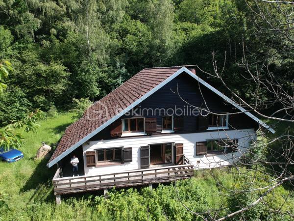 Coup de cœur, BSK

BUSSANG proche Ventron Gérardmer et la Bresse – Situation exceptionnelle pour ce chalet isolé au cœur de la nature
Dans un environnement rare et préservé, découvrez ce vaste chalet de plus de 200 m² habitables, implanté sur un terrain d’environ 3 000 m².
Son accès se fait par un chemin forestier d’environ 1 km, praticable en voiture de tourisme, garantissant un calme absolu et une totale
intimité, à plus d’un kilomètre des premières habitations.
Cette propriété offre de nombreuses possibilités : grande maison familiale, résidence secondaire pour accueillir famille et amis, gîte de
groupe, ou encore activité nécessitant de l’espace et de l’isolement, comme un élevage canin.
Alimenté par deux sources naturelles, le chalet se compose au rez-de-chaussée d’un grand couloir, desservant des sanitaires avec douche,
un WC indépendant, un grand garage, une vaste salle de réception agrémentée d’une cheminée, ainsi qu’une spacieuse cuisine équipée.
À l’étage, vous trouverez un dégagement desservant six chambres / dortoir, offrant une importante capacité d’hébergement.
Le chauffage est assuré par des accumulateurs électriques complétés par une cheminée à insert. À noter que l’installation électrique à été
refaite il y a quelques années.
Il reste toutefois aujourd’hui de petites non conformité.
Un bien rare pour les amoureux de nature, de tranquillité et de grands espaces.
Pour les personnes intéressées, je peux vous faire suivre la vidéo par WhatsApp.
DPE E
Stéphane Klingelschmidt, Cernay, Thann, Saint Amarin Bussang.