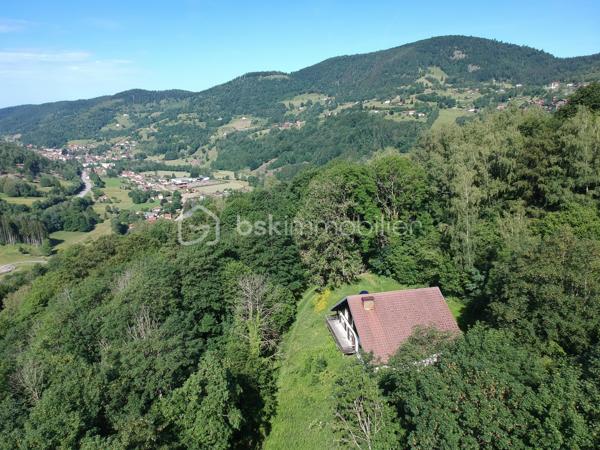 Coup de cœur, BSK

BUSSANG proche Ventron Gérardmer et la Bresse – Situation exceptionnelle pour ce chalet isolé au cœur de la nature
Dans un environnement rare et préservé, découvrez ce vaste chalet de plus de 200 m² habitables, implanté sur un terrain d’environ 3 000 m².
Son accès se fait par un chemin forestier d’environ 1 km, praticable en voiture de tourisme, garantissant un calme absolu et une totale
intimité, à plus d’un kilomètre des premières habitations.
Cette propriété offre de nombreuses possibilités : grande maison familiale, résidence secondaire pour accueillir famille et amis, gîte de
groupe, ou encore activité nécessitant de l’espace et de l’isolement, comme un élevage canin.
Alimenté par deux sources naturelles, le chalet se compose au rez-de-chaussée d’un grand couloir, desservant des sanitaires avec douche,
un WC indépendant, un grand garage, une vaste salle de réception agrémentée d’une cheminée, ainsi qu’une spacieuse cuisine équipée.
À l’étage, vous trouverez un dégagement desservant six chambres / dortoir, offrant une importante capacité d’hébergement.
Le chauffage est assuré par des accumulateurs électriques complétés par une cheminée à insert. À noter que l’installation électrique à été
refaite il y a quelques années.
Il reste toutefois aujourd’hui de petites non conformité.
Un bien rare pour les amoureux de nature, de tranquillité et de grands espaces.
Pour les personnes intéressées, je peux vous faire suivre la vidéo par WhatsApp.
DPE E
Stéphane Klingelschmidt, Cernay, Thann, Saint Amarin Bussang.