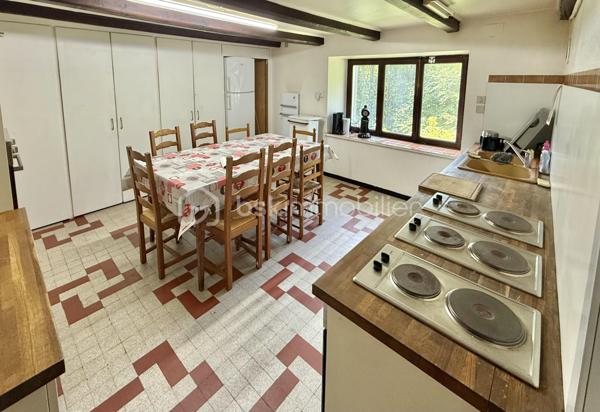 Coup de cœur, BSK

BUSSANG proche Ventron Gérardmer et la Bresse – Situation exceptionnelle pour ce chalet isolé au cœur de la nature
Dans un environnement rare et préservé, découvrez ce vaste chalet de plus de 200 m² habitables, implanté sur un terrain d’environ 3 000 m².
Son accès se fait par un chemin forestier d’environ 1 km, praticable en voiture de tourisme, garantissant un calme absolu et une totale
intimité, à plus d’un kilomètre des premières habitations.
Cette propriété offre de nombreuses possibilités : grande maison familiale, résidence secondaire pour accueillir famille et amis, gîte de
groupe, ou encore activité nécessitant de l’espace et de l’isolement, comme un élevage canin.
Alimenté par deux sources naturelles, le chalet se compose au rez-de-chaussée d’un grand couloir, desservant des sanitaires avec douche,
un WC indépendant, un grand garage, une vaste salle de réception agrémentée d’une cheminée, ainsi qu’une spacieuse cuisine équipée.
À l’étage, vous trouverez un dégagement desservant six chambres / dortoir, offrant une importante capacité d’hébergement.
Le chauffage est assuré par des accumulateurs électriques complétés par une cheminée à insert. À noter que l’installation électrique à été
refaite il y a quelques années.
Il reste toutefois aujourd’hui de petites non conformité.
Un bien rare pour les amoureux de nature, de tranquillité et de grands espaces.
Pour les personnes intéressées, je peux vous faire suivre la vidéo par WhatsApp.
DPE E
Stéphane Klingelschmidt, Cernay, Thann, Saint Amarin Bussang.
