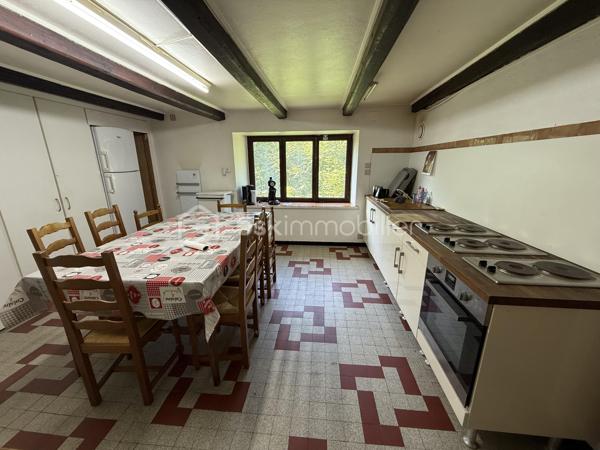 Coup de cœur, BSK

BUSSANG proche Ventron Gérardmer et la Bresse – Situation exceptionnelle pour ce chalet isolé au cœur de la nature
Dans un environnement rare et préservé, découvrez ce vaste chalet de plus de 200 m² habitables, implanté sur un terrain d’environ 3 000 m².
Son accès se fait par un chemin forestier d’environ 1 km, praticable en voiture de tourisme, garantissant un calme absolu et une totale
intimité, à plus d’un kilomètre des premières habitations.
Cette propriété offre de nombreuses possibilités : grande maison familiale, résidence secondaire pour accueillir famille et amis, gîte de
groupe, ou encore activité nécessitant de l’espace et de l’isolement, comme un élevage canin.
Alimenté par deux sources naturelles, le chalet se compose au rez-de-chaussée d’un grand couloir, desservant des sanitaires avec douche,
un WC indépendant, un grand garage, une vaste salle de réception agrémentée d’une cheminée, ainsi qu’une spacieuse cuisine équipée.
À l’étage, vous trouverez un dégagement desservant six chambres / dortoir, offrant une importante capacité d’hébergement.
Le chauffage est assuré par des accumulateurs électriques complétés par une cheminée à insert. À noter que l’installation électrique à été
refaite il y a quelques années.
Il reste toutefois aujourd’hui de petites non conformité.
Un bien rare pour les amoureux de nature, de tranquillité et de grands espaces.
Pour les personnes intéressées, je peux vous faire suivre la vidéo par WhatsApp.
DPE E
Stéphane Klingelschmidt, Cernay, Thann, Saint Amarin Bussang.
