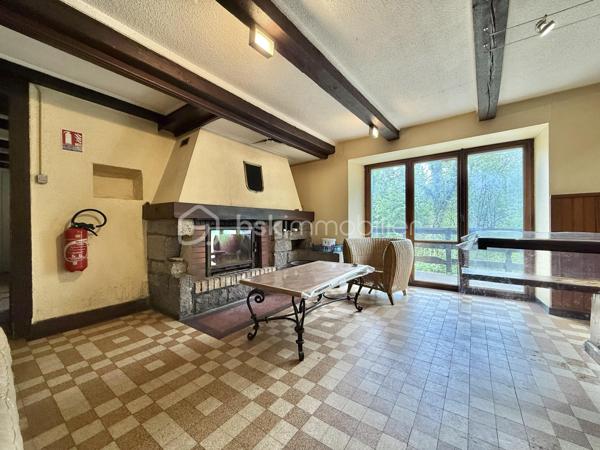 Coup de cœur, BSK

BUSSANG proche Ventron Gérardmer et la Bresse – Situation exceptionnelle pour ce chalet isolé au cœur de la nature
Dans un environnement rare et préservé, découvrez ce vaste chalet de plus de 200 m² habitables, implanté sur un terrain d’environ 3 000 m².
Son accès se fait par un chemin forestier d’environ 1 km, praticable en voiture de tourisme, garantissant un calme absolu et une totale
intimité, à plus d’un kilomètre des premières habitations.
Cette propriété offre de nombreuses possibilités : grande maison familiale, résidence secondaire pour accueillir famille et amis, gîte de
groupe, ou encore activité nécessitant de l’espace et de l’isolement, comme un élevage canin.
Alimenté par deux sources naturelles, le chalet se compose au rez-de-chaussée d’un grand couloir, desservant des sanitaires avec douche,
un WC indépendant, un grand garage, une vaste salle de réception agrémentée d’une cheminée, ainsi qu’une spacieuse cuisine équipée.
À l’étage, vous trouverez un dégagement desservant six chambres / dortoir, offrant une importante capacité d’hébergement.
Le chauffage est assuré par des accumulateurs électriques complétés par une cheminée à insert. À noter que l’installation électrique à été
refaite il y a quelques années.
Il reste toutefois aujourd’hui de petites non conformité.
Un bien rare pour les amoureux de nature, de tranquillité et de grands espaces.
Pour les personnes intéressées, je peux vous faire suivre la vidéo par WhatsApp.
DPE E
Stéphane Klingelschmidt, Cernay, Thann, Saint Amarin Bussang.