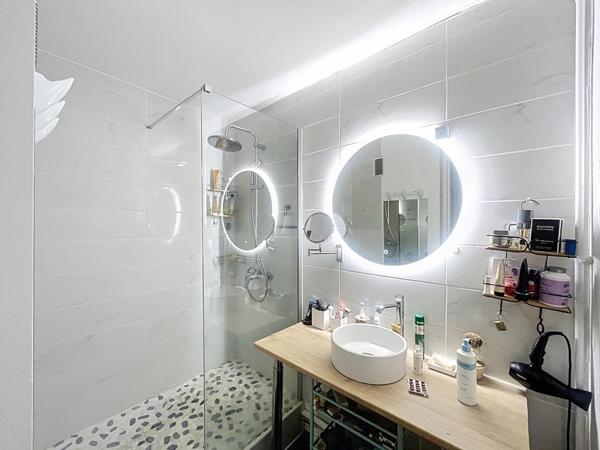 Bel appartement situé dans un secteur boisée proche de toutes commodités.