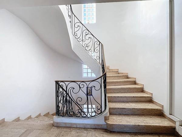 MAISON DE VILLE AVEC STUDIO ET GARAGES, PERPIGNAN