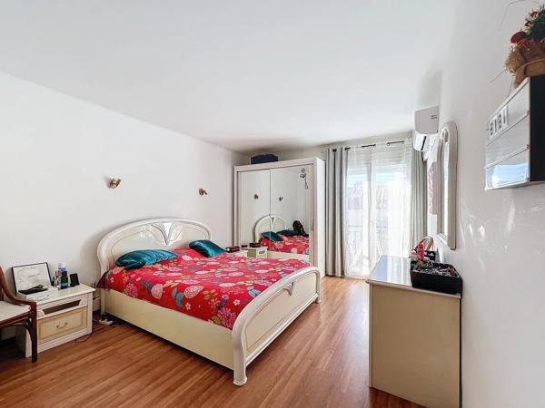 MAISON DE VILLE AVEC STUDIO ET GARAGES, PERPIGNAN