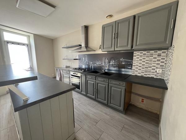 Maison à louer 765 € CC St-Jean-d'Angély 4 p 95 m² DPE D
