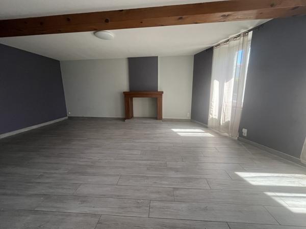 Maison à louer 765 € CC St-Jean-d'Angély 4 p 95 m² DPE D