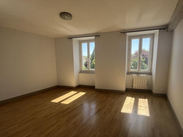 Maison à louer 765 € CC St-Jean-d'Angély 4 p 95 m² DPE D