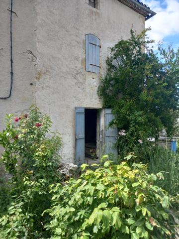 A vendre LAMONTJOIE maison de village P4 en pierre à rénover, avec dépendance aménagée