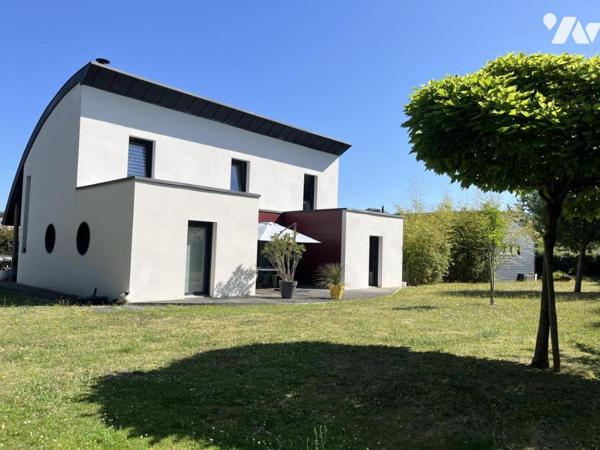 Maison contemporaine de 204 m² hab. avec piscine couverte et espace détente (152 m²) 