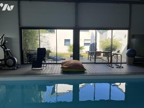 Maison contemporaine de 204 m² hab. avec piscine couverte et espace détente (152 m²) 