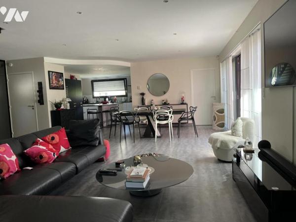 Maison contemporaine de 204 m² hab. avec piscine couverte et espace détente (152 m²) 