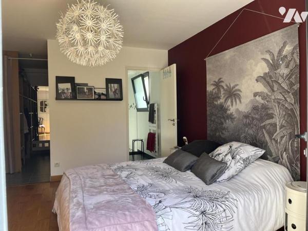 Maison contemporaine de 204 m² hab. avec piscine couverte et espace détente (152 m²) 