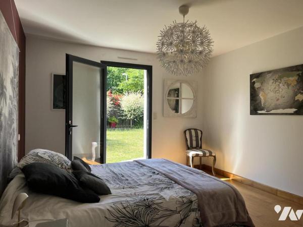 Maison contemporaine de 204 m² hab. avec piscine couverte et espace détente (152 m²) 