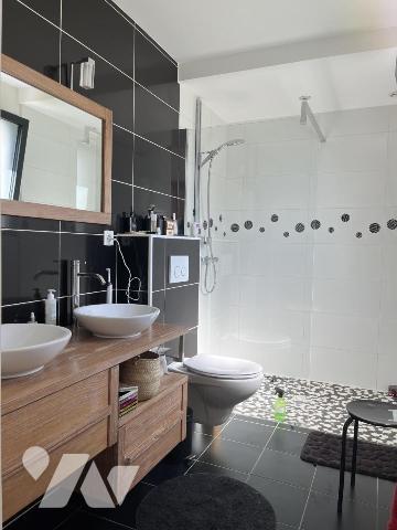 Maison contemporaine de 204 m² hab. avec piscine couverte et espace détente (152 m²) 