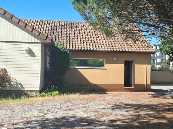 Local Commercial
         3 pièces
        - 200 m² 649 000 € *