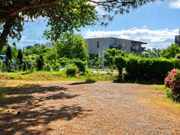 Local Commercial
         3 pièces
        - 200 m² 649 000 € *