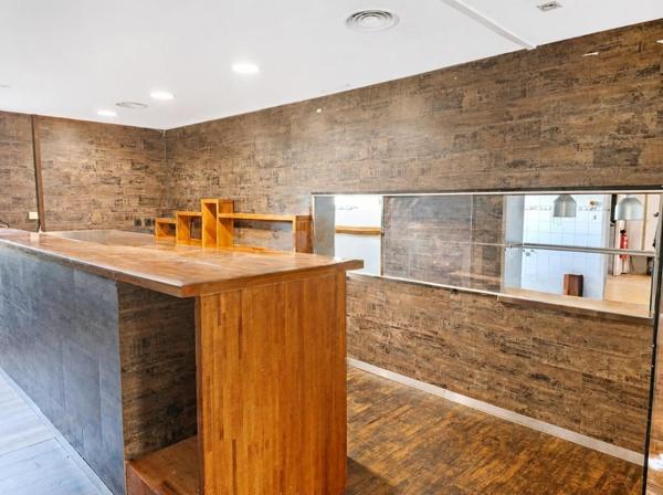 Local Commercial
         3 pièces
        - 200 m² 649 000 € *