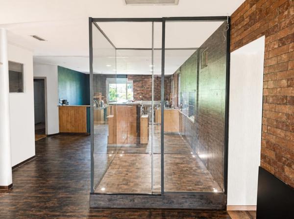 Local Commercial
         3 pièces
        - 200 m² 649 000 € *