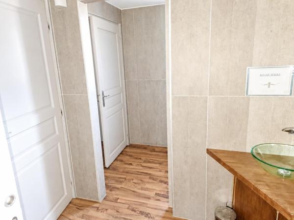 Local Commercial
         3 pièces
        - 200 m² 649 000 € *