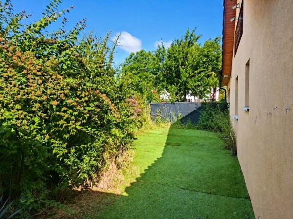 Local Commercial
         3 pièces
        - 200 m² 649 000 € *