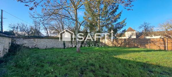 Maison 3 pièces, avec grenier aménageable, jardin clos et garage.