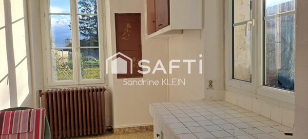 Maison 3 pièces, avec grenier aménageable, jardin clos et garage.