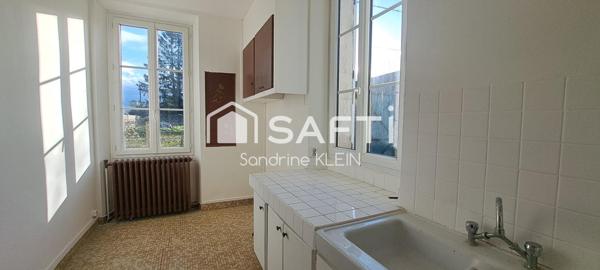 Maison 3 pièces, avec grenier aménageable, jardin clos et garage.