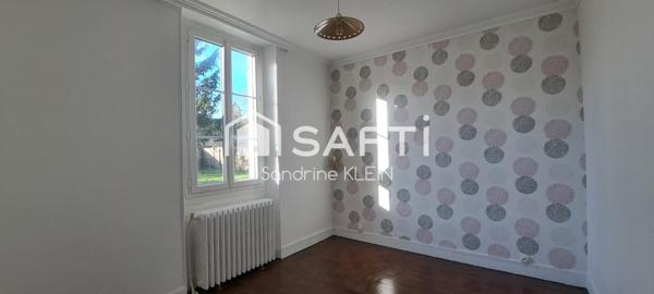 Maison 3 pièces, avec grenier aménageable, jardin clos et garage.