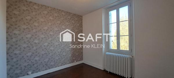 Maison 3 pièces, avec grenier aménageable, jardin clos et garage.