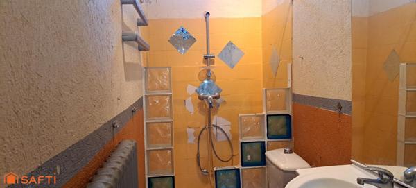 Maison 3 pièces, avec grenier aménageable, jardin clos et garage.