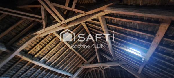 Maison 3 pièces, avec grenier aménageable, jardin clos et garage.