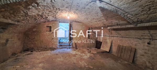 Maison 3 pièces, avec grenier aménageable, jardin clos et garage.